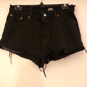 Black Levi’s denim shorts